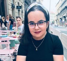 „Elhittem, hogy jó vagyok, de nem elég jó. Ma már tudom: ami vagyok az elegendő” – vízfejűséggel született, asszisztensnek tanult