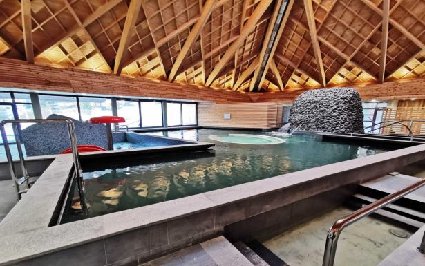 Egy lépéssel közelebb a nyári nyitáshoz: átadták a borszéki wellness-központ bútorzatát