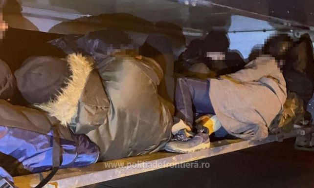 Egy nyergesvontató utánfutója alatt próbált Magyarországra jutni 15 migráns