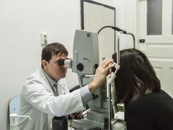 Aláírásgyűjtés indult a csíkszeredai szemész-főorvos felfüggesztése ellen