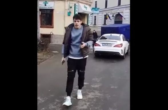 Hétezer lejes pénzbírságot kapott az őt filmező gyalogost leköpdöső szabálytalan sofőr