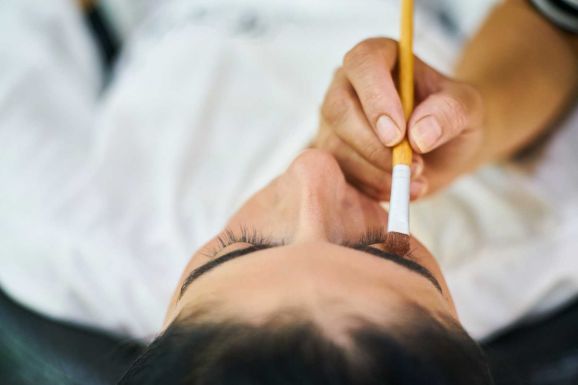 Kávékóstoló, szempilla-hosszabbító stylist, viselkedéselemző: új szakmákat vettek nyilvántartásba