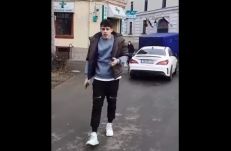 Hétezer lejes pénzbírságot kapott az őt filmező gyalogost leköpdöső szabálytalan sofőr