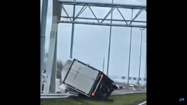 Lefújta a szél az autópályáról a teherautót (VIDEÓ)