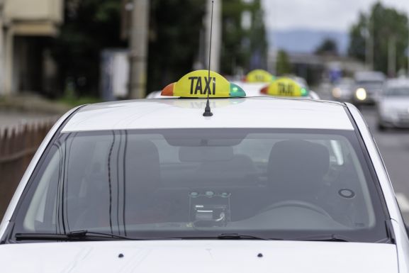 Európai szabványoknak megfelelő biztonsági ablakokkal kell ellátni a taxikat