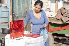 Sok nő helyettesíti ronggyal, zsebkendővel vagy vattával az intimbetétet: a menstruációs szegénység itthon is létező probléma