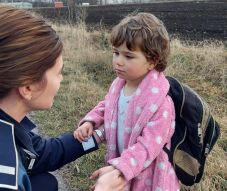 Iskolába indult a bátyja után egy hároméves kislány, az út szélén találtak rá a rendőrök