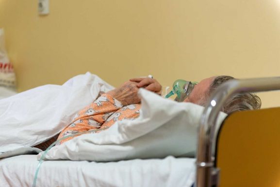 Több milliárd euróba került eddig a koronavírusos betegek ellátása Romániában