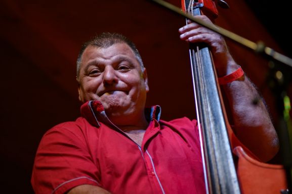 Váratlanul elhunyt a Parno Graszt zenekar nagybőgőse