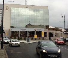 Csúcsidőben kitiltják a tanulóvezetőket Sepsiszentgyörgyről