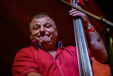 Váratlanul elhunyt a Parno Graszt zenekar nagybőgőse