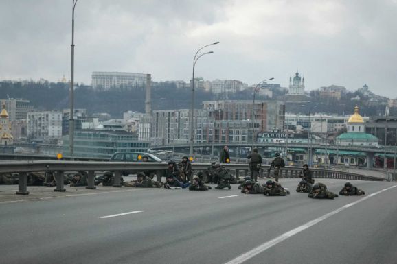 Kijev környékén 18 ezer fegyvert osztottak szét a tartalékosok között