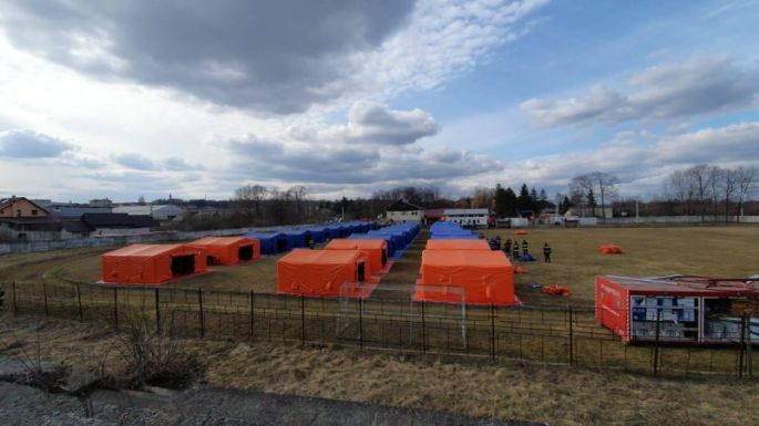 Egyre több ukrán állampolgár menekül Románia felé, sátortáborokat építenek nekik