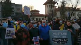 Duzzad a bukaresti orosz nagykövetség épülete előtt tüntető tömeg