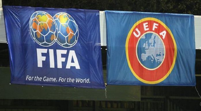 A FIFA és az UEFA felfüggesztette az oroszok részvételét a nemzetközi sorozatokban