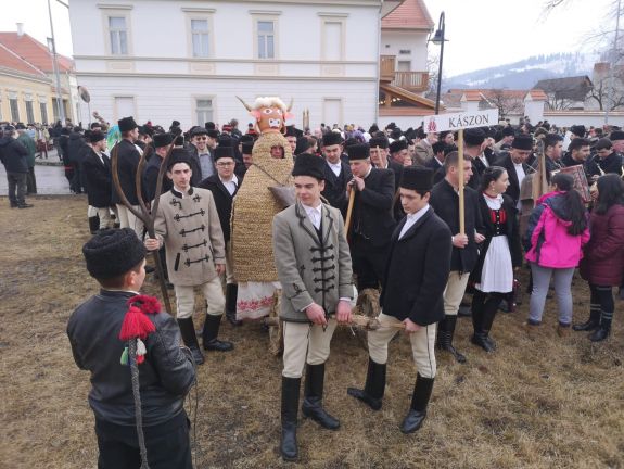Cserépedényt törnek, szalmát égetnek, hamut szórnak: a húshagyókeddi bikaütés több százéves hagyomány Kászonban