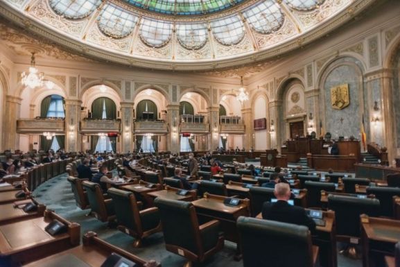 FRISSÍTVE – Megszavazta a szenátus a különleges ügyészség felszámolásának törvénytervezetét, óv az USR
