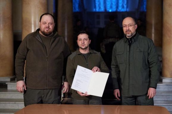 Zelenszkij aláírta Ukrajna európai uniós csatlakozási kérelmét
