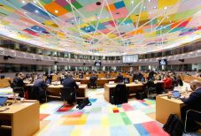 Az EU korlátozást vezetett be a légi közlekedésben, és megtiltotta a tranzakciókat az orosz központi bankkal