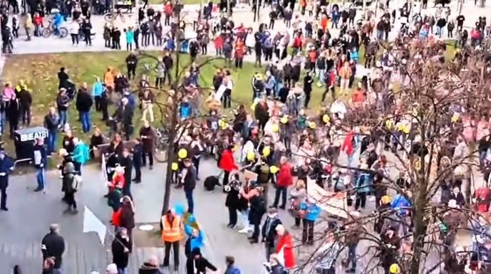 Ezrek tiltakoztak a korlátozások ellen az év első napján is Düsseldorfban