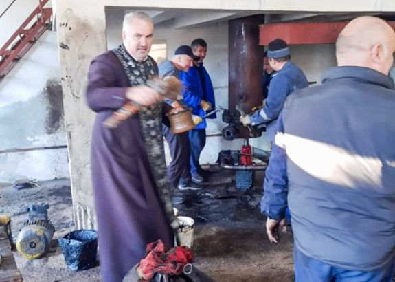 Elromlott egy város fűtésrendszere, erre papot hívtak, hogy szenteltvízzel megjavítsa