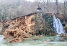 FRISSÍTVE – Mint a Bigér esetében: leszakadt és a folyóba borult a híres révi vízesés melletti mésztufa egy nagy darabja