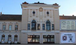 Zilahon QR-kódos táblákat helyeztek a turisztikai látványosságokra és műemlékekre