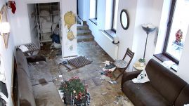 Macsétákkal és kardokkal zúzták szét a bérelt villát a szilveszterezők