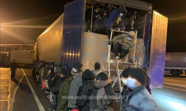 Több mint félszáz határsértőt tartóztattak fel, közülük 45-en bújtak el egy kamionban