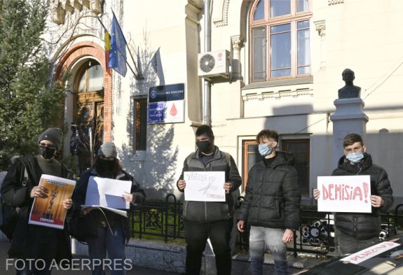 Diákok tüntetnek az ösztöndíjrendszer átalakítása miatt a tanügyminisztérium előtt