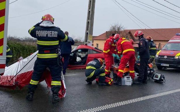 A helyszínen meghalt a sofőr, aki egy út széli oszlopnak csapódott autójával