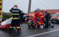 A helyszínen meghalt a sofőr, aki egy út széli oszlopnak csapódott autójával
