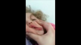 Brutálisan verte gyermekét egy édesanya, az erről készült videót pedig feltöltötte az internetre