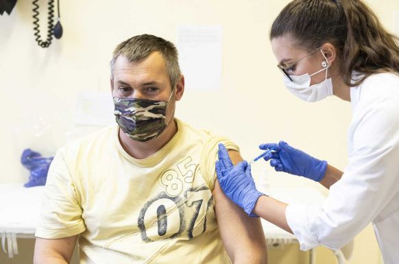 Közel 15 ezer személy kapta meg a COVID-19 elleni vakcinát az elmúlt 24 órában