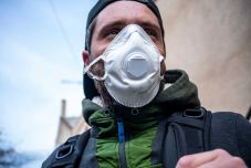 Száműzték a textilmaszkot, rövidül a karantén – összefoglaltuk az új járványügyi szabályokat