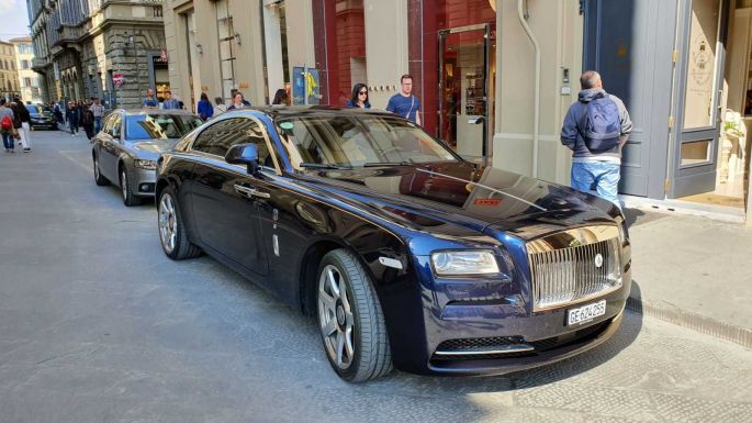 Úgy vették tavaly a luxusautókat, mint a cukrot