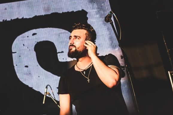 Számára a magyar titoknyelv, a Gyergyói-medence az otthon – románnak született, de székelyként él a 4S Street zenekar frontembere