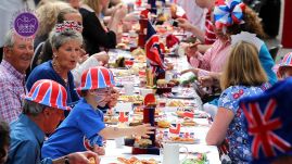 Pudingversennyel kezdődött a brit uralkodó platinajubileumi ünnepségsorozata