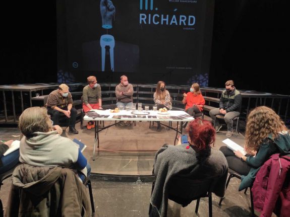 „Egy szeretethiányos ember véres komédiája” – a Csíki Játékszín bemutatja a III. Richárdot