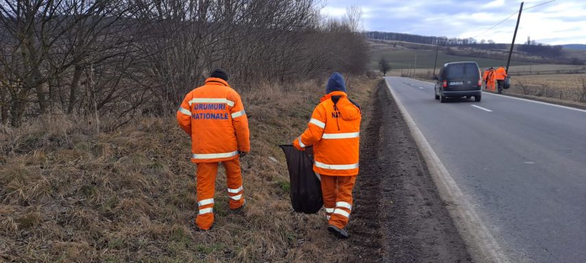 Öt kilométeres útszakaszon öt köbméter szemetet gyűjtöttek össze Kovászna megyében