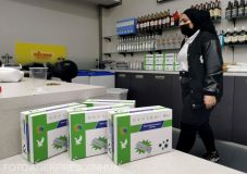 Izraelben újabb rekordfertőződés mellett csökkentették a karantén idejét