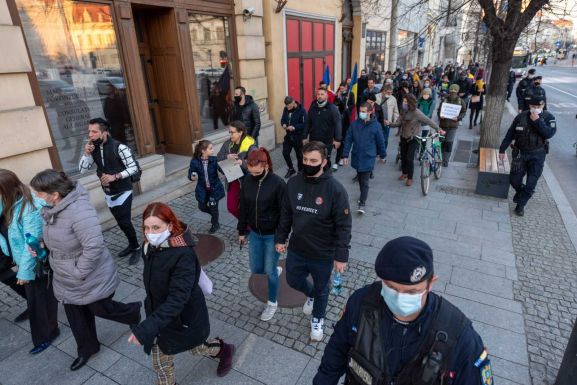 Mintegy száz tanügyi alkalmazott tüntet a fizetésemeléseket követelve