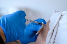 Már négy hónap után is felvehető az emlékeztető oltás 