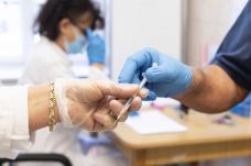 Spanyolországban a veszélyeztetett betegek már kaphatnak negyedik védőoltást is