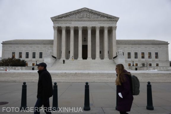 Az amerikai alkotmánybíróság felfüggesztette Joe Biden oltásra és tesztelésre vonatkozó rendeletét