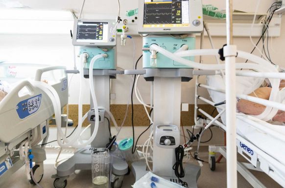 A koronavírusos betegek számára elkülönített kórházi ágyak 16 százaléka foglalt