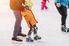 „Csússz rendesen, ha nem, megbánod!” – Fenyegetés helyett türelemmel oktatható a korcsolyázás és a sízés