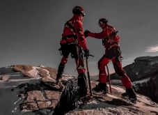 Tizenhét órás mentőakció nyomán hozták le a Fogarasi-havasokból a lavina által elsodort turistákat