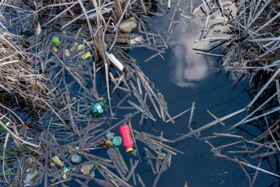 Sok a hulladék a Maros megyei vízpartokon – figyelmeztetik az önkormányzatokat