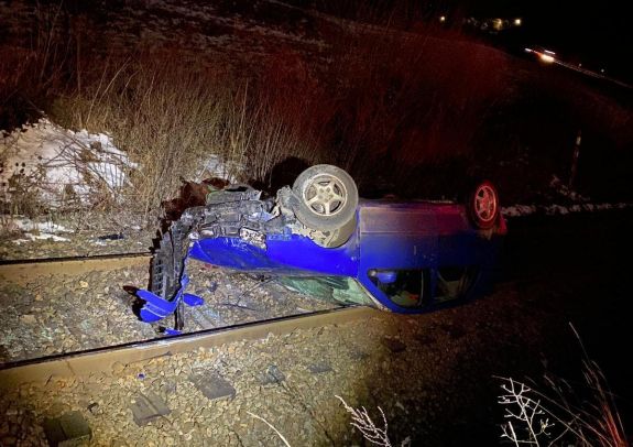 Egy tizenhat éves fiú vezette autó borult a sínekre Kolozs megyében